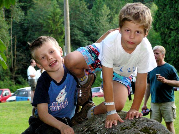 Children playing at Mäeotsa